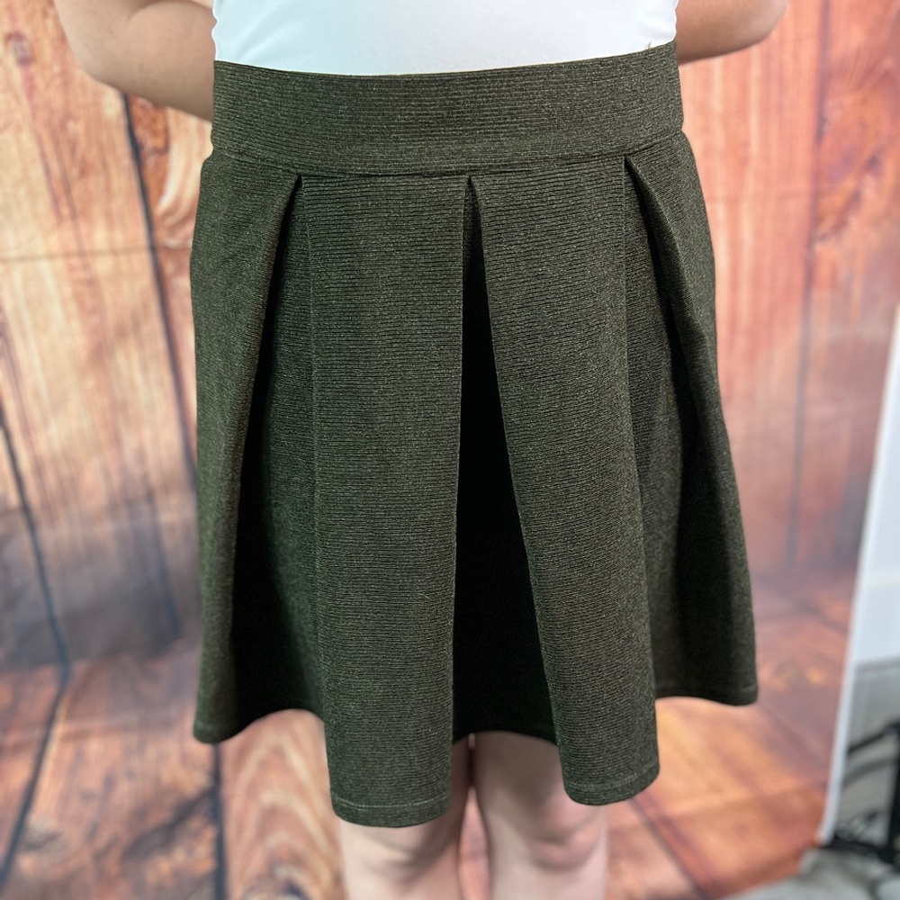 ❤️2 for 20. UMGEE pleated mini skirt. 17 inch long. Brown w gold. Size s.